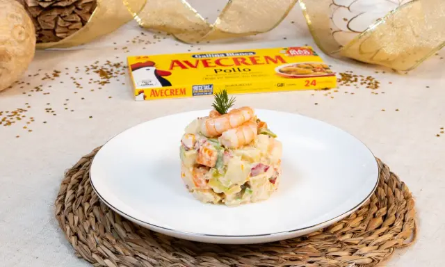 Deliciosa ensaladilla de gambas, cremosa y con trocitos de patata, zanahoria y guisantes, coronada con gambas frescas.