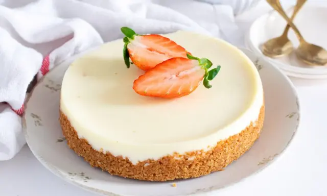 Tarta de cuajada cremosa con base crujiente y fresas frescas. Un postre perfecto para cualquier ocasión.