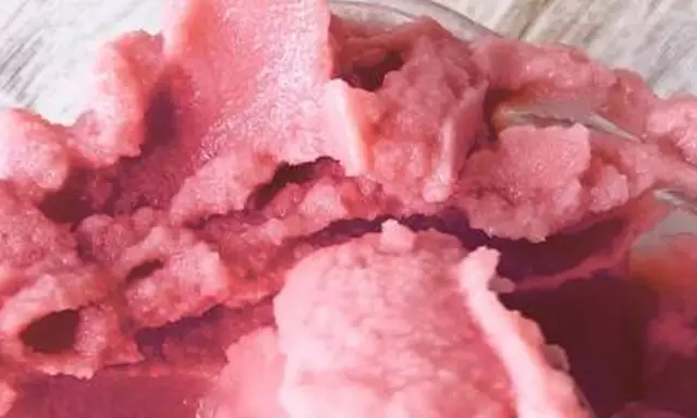 Delicioso helado de sandía, refrescante y perfecto para un día caluroso.
