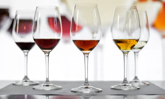 Degustación de vinos: la diferencia entre amontillado y oloroso se aprecia en sus tonos dorados y ámbar en copas.
