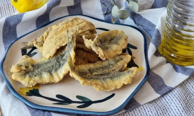Crujientes boquerones en adobo, dorados y listos para disfrutar. Un clásico español que nunca falla.