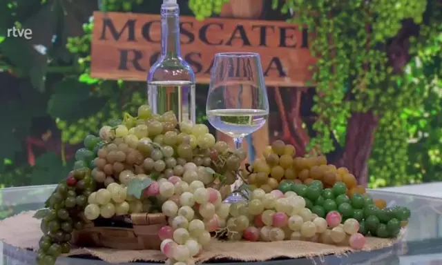 Uvas y vino blanco, ideal para saber si un vino es dulce.