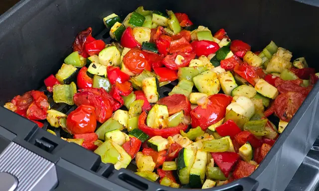 Verduras asadas en airfryer: pimientos rojos y verdes, calabacín y tomates cherry, listos para disfrutar.