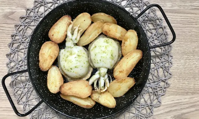 Dos sepias enteras con patatas gajo, todo cocinado en freidora de aire. Un plato delicioso y saludable.
