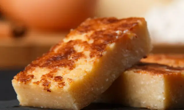 Dos porciones de quesada pasiega, un postre tradicional con una corteza dorada y un interior tierno.