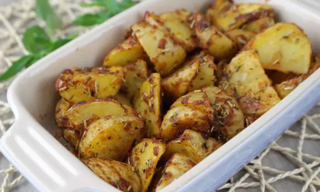 Patatas al microondas crujientes y doradas, sazonadas con hierbas aromáticas. ¡Un aperitivo rápido y delicioso!