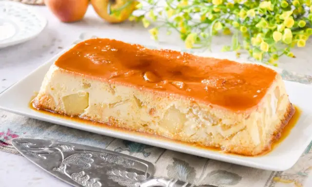 Delicioso pudin de manzana con caramelo líquido, trozos de manzana visibles en su interior.
