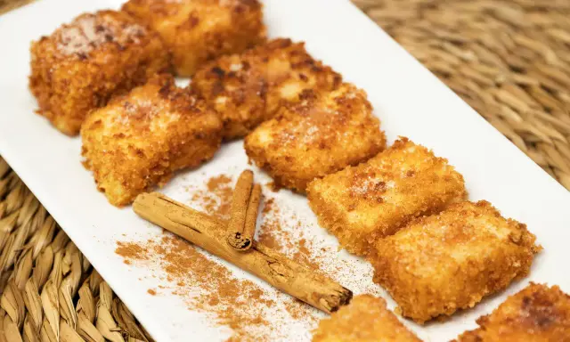 Deliciosa leche frita, receta de la abuela, espolvoreada con canela y azúcar.