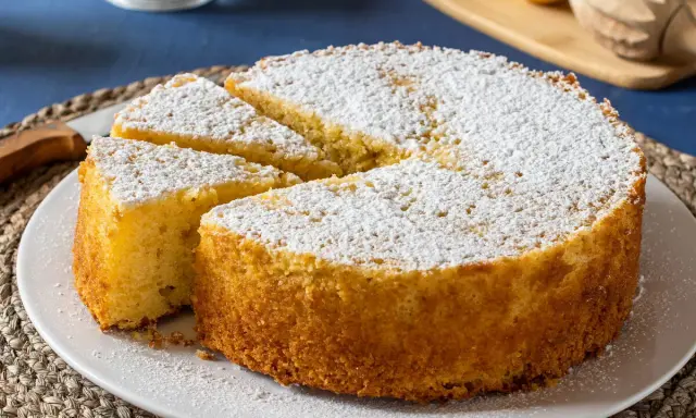 Bizcocho esponjoso hecho en airfryer, espolvoreado con azúcar glas. ¡Perfecto para acompañar un café!