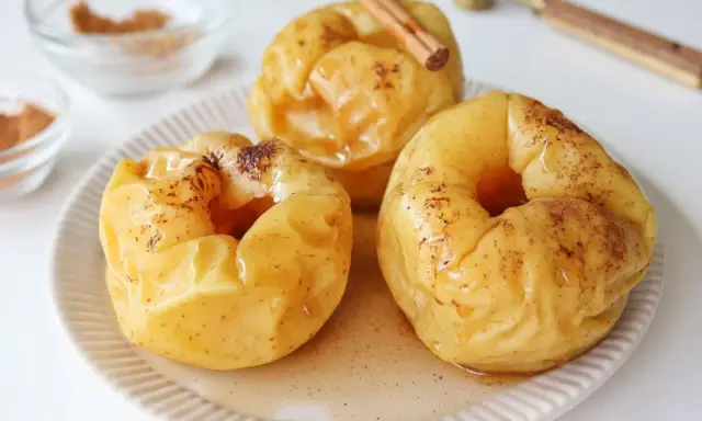 Manzanas asadas al microondas, tiernas y dulces, con canela y un toque de miel. Un postre rápido y delicioso.