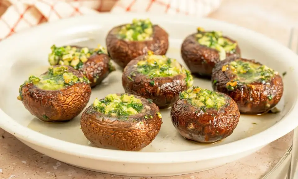 Champiñones rellenos, dorados y jugosos, recién salidos de la freidora de aire. Perfectos para un aperitivo rápido y delicioso.