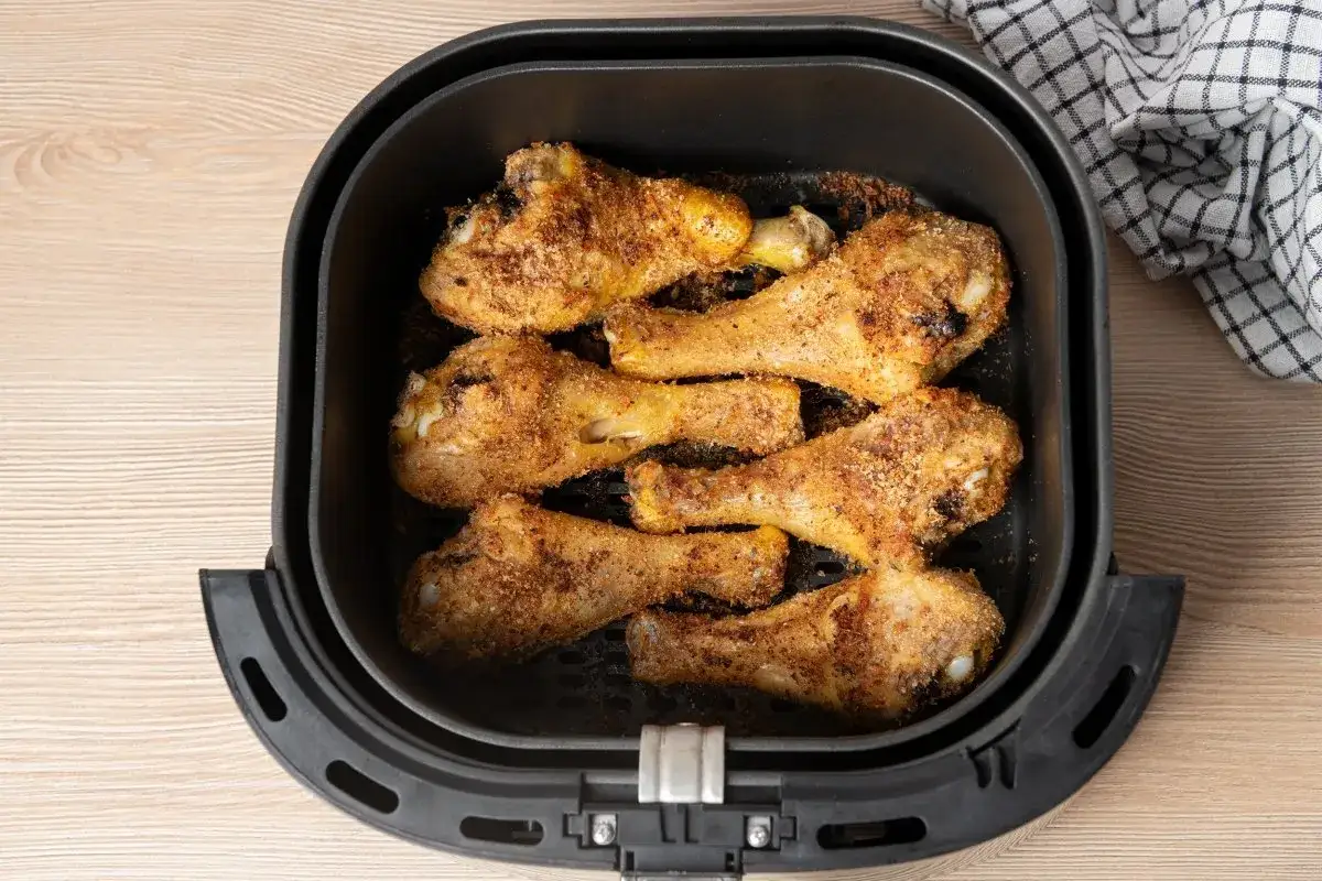 Muslos de pollo dorados y crujientes reci&eacute;n salidos de la freidora de aire. &iexcl;Listos para disfrutar!