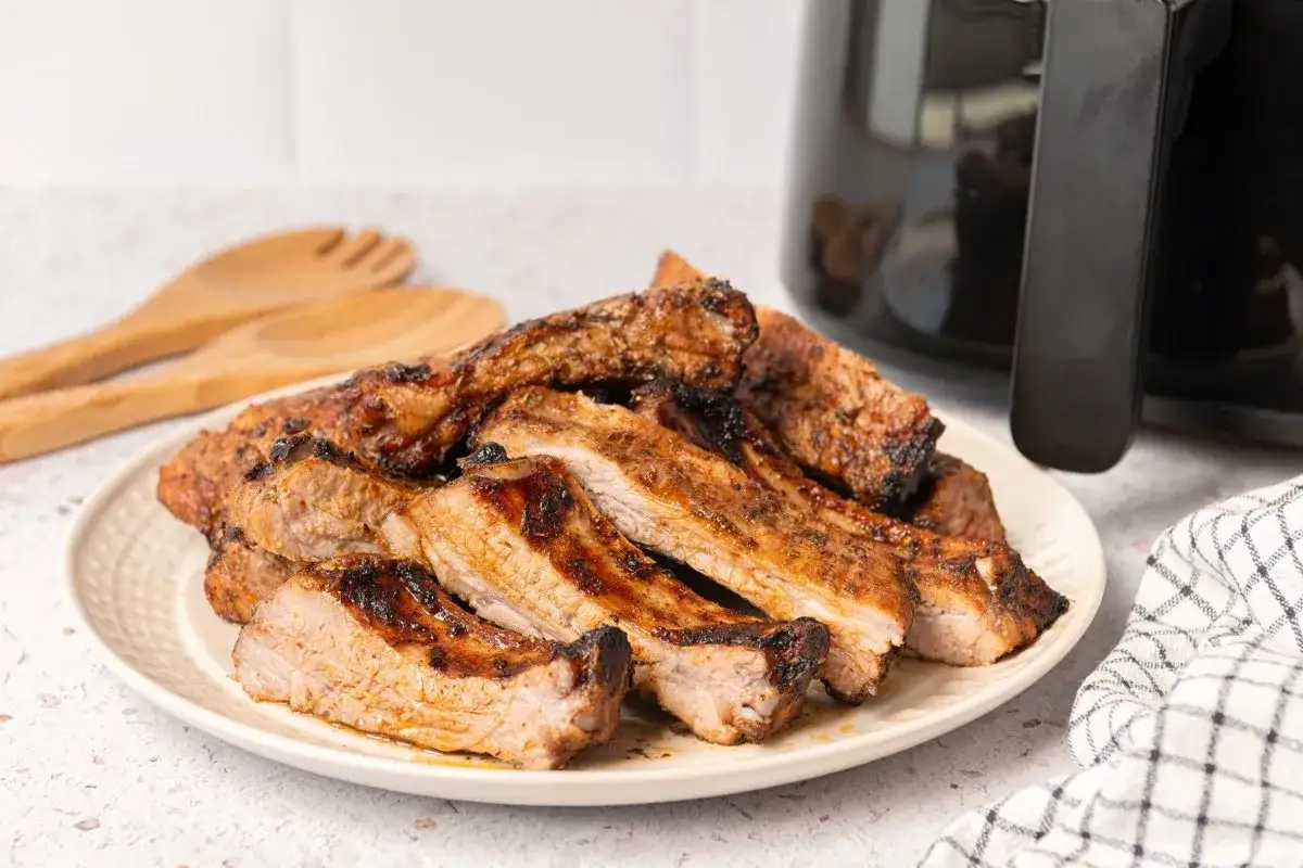 Costillas jugosas y doradas, reci&eacute;n salidas de la freidora de aire. Perfectas para una comida r&aacute;pida y deliciosa.