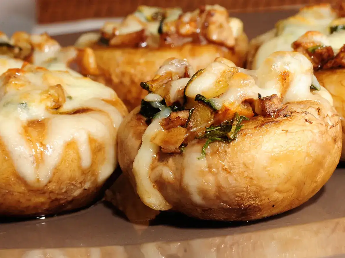 Champi&ntilde;ones al horno, rellenos y gratinados con queso. Perfectos para saber el tiempo y temperatura ideal.
