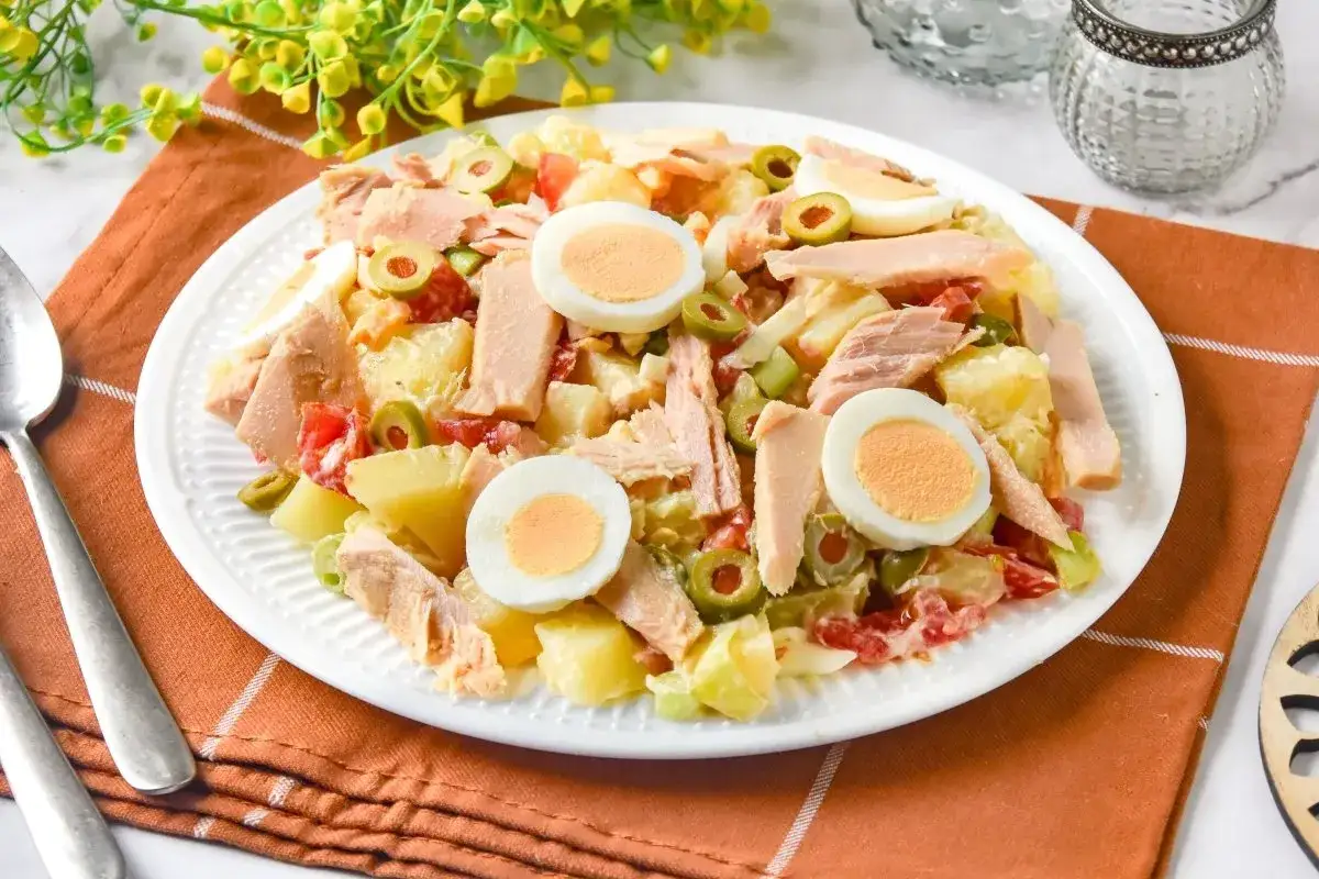 Deliciosa ensalada de patata con at&uacute;n, huevo duro, aceitunas y tomate. Un plato fresco y completo.