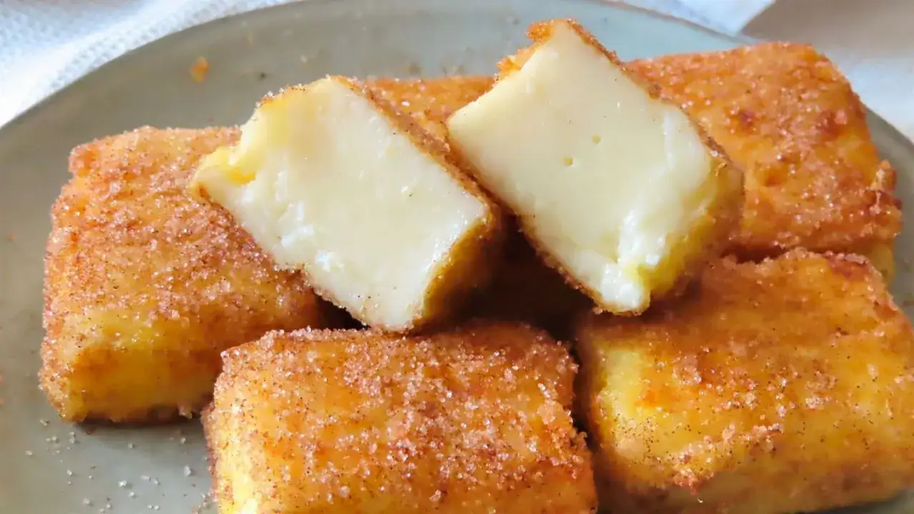 Deliciosa leche frita, receta de la abuela, crujiente por fuera y cremosa por dentro, espolvoreada con az&uacute;car y canela.