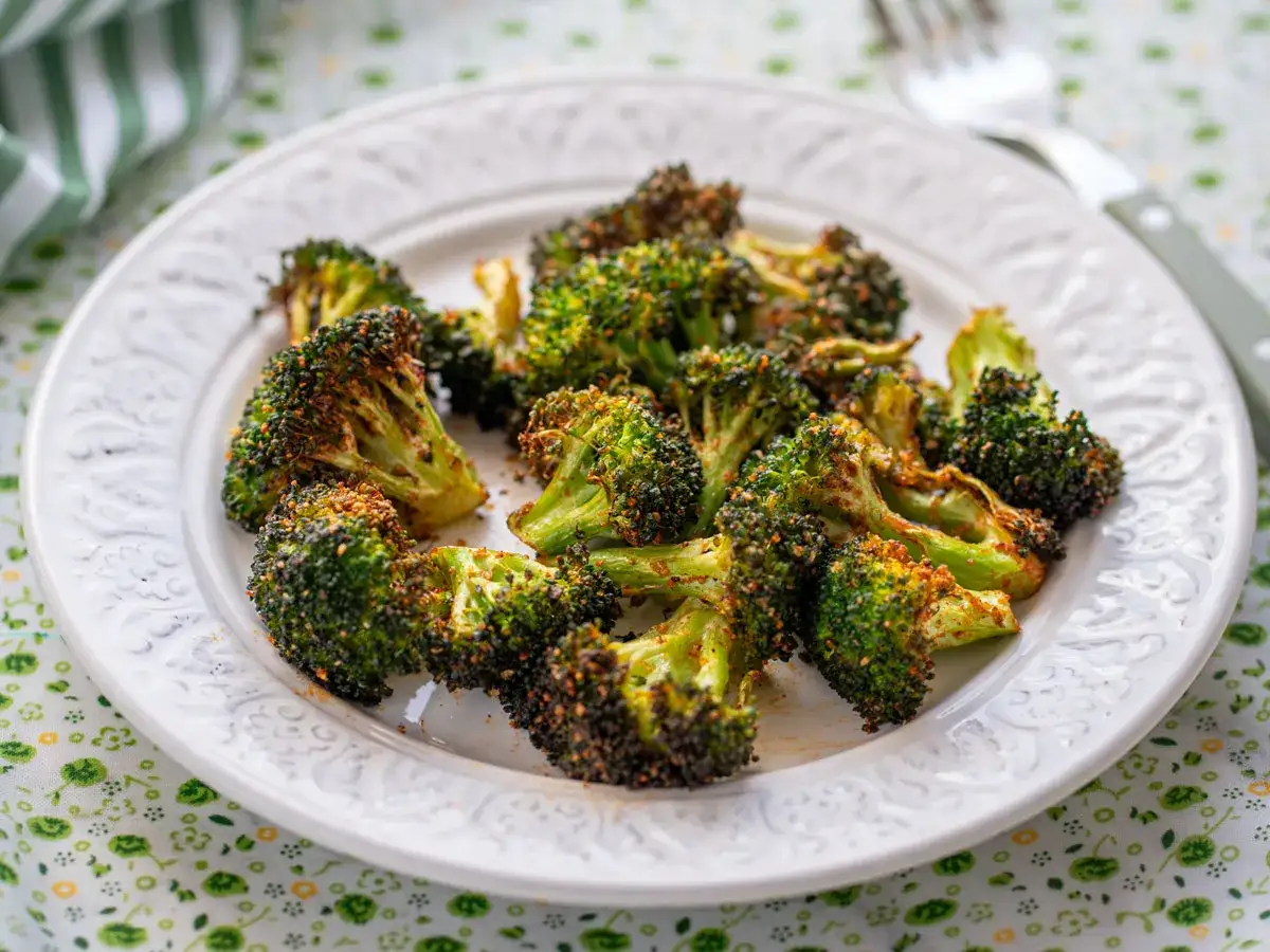 Brócoli crujiente y dorado, recién salido de la freidora de aire. Un plato saludable y delicioso.