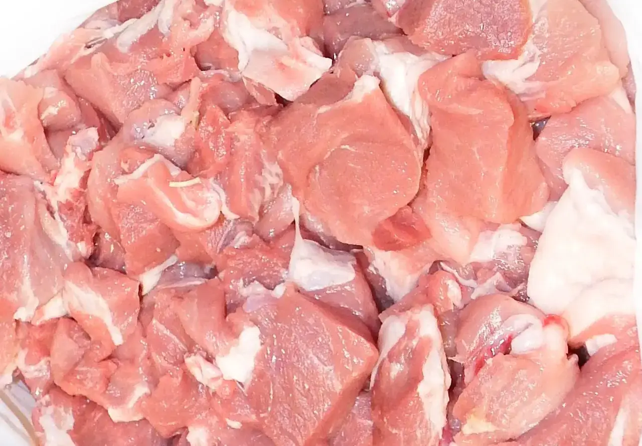 Trozo de carne de cerdo cruda, lista para ser cocinada en una sabrosa salsa.
