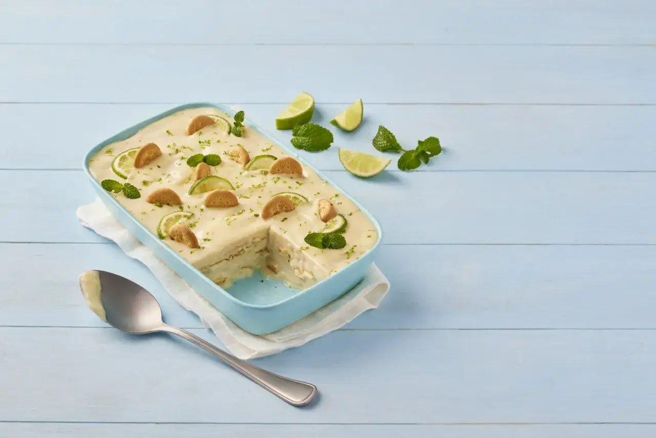 Deliciosa carlota de lim&oacute;n, cubierta con crema, galletas y rodajas de lim&oacute;n fresco.