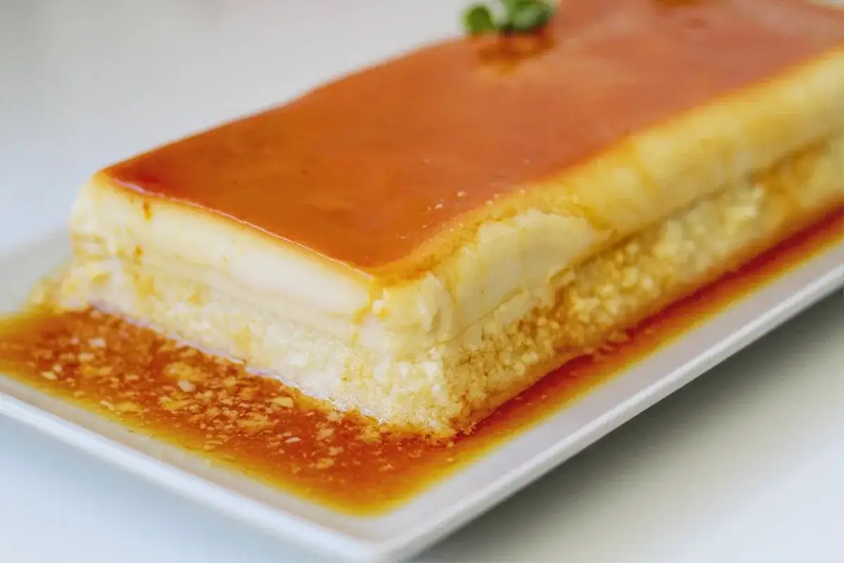 Delicioso flan de manzana con caramelo l&iacute;quido, una capa cremosa y otra con textura.