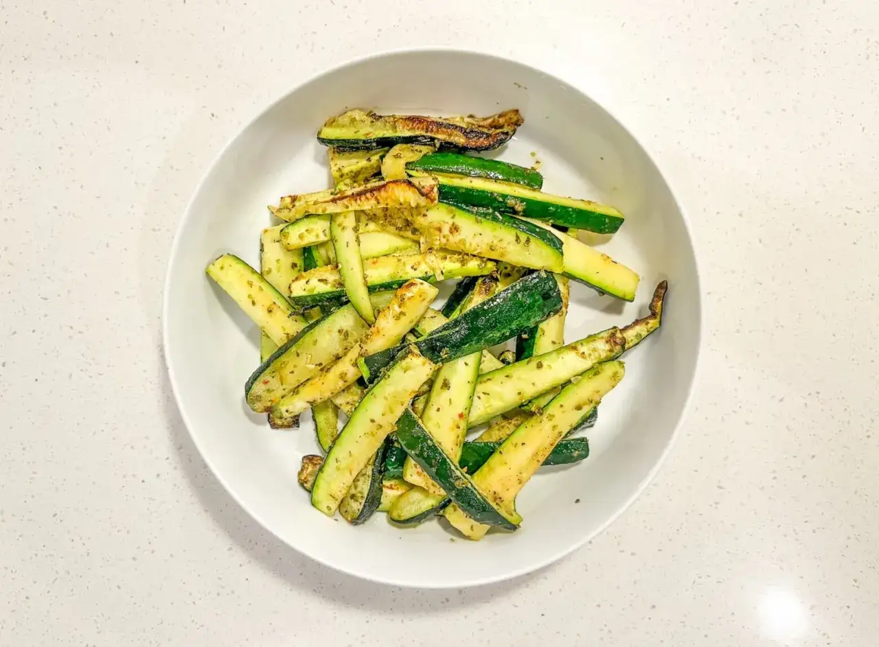 Tiras de calabac&iacute;n crujientes y doradas, sazonadas con hierbas, listas para disfrutar. Un delicioso calabac&iacute;n en freidora de aire.