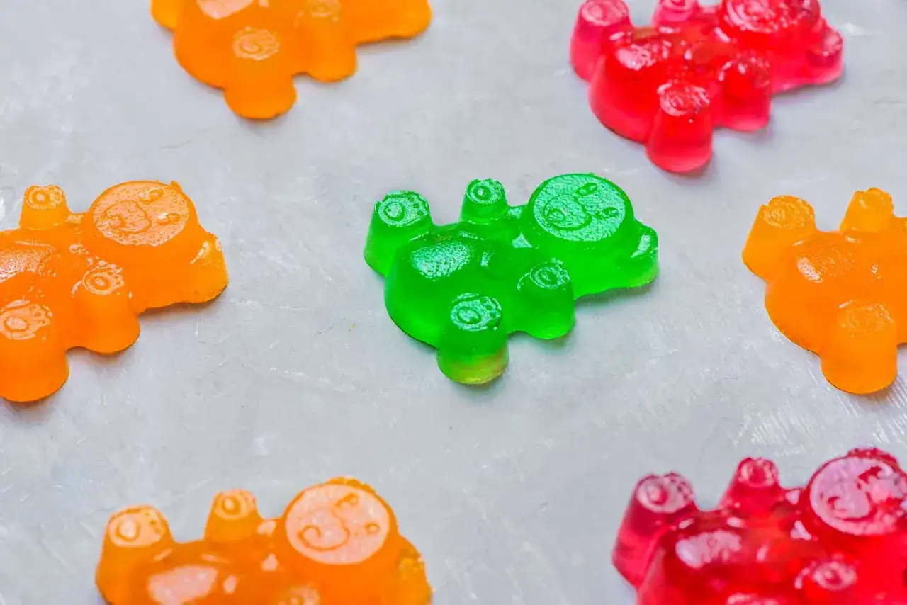 Gominolas caseras de ositos en colores vibrantes: verde, naranja y rojo. &iexcl;Un dulce casero perfecto!