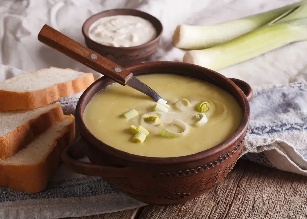 Crema de puerros, perfecta para hacer con tu vichisua Thermomix. Servida con pan y un toque de nata.