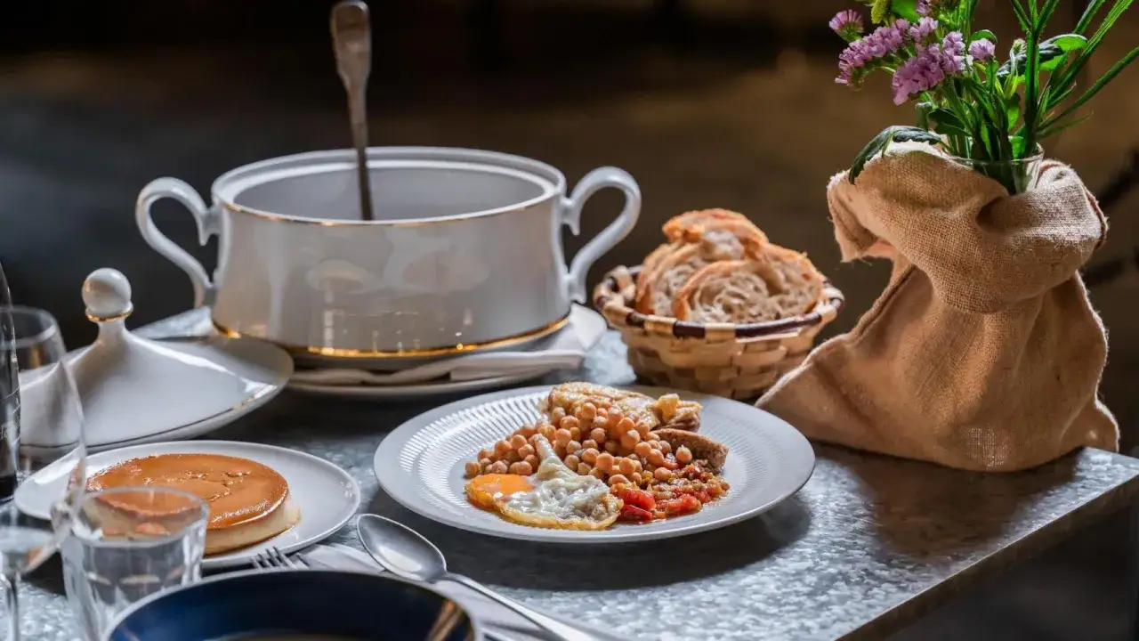 Un plato de garbanzos con huevo frito y pan, perfecto para un d&iacute;a de vino de invierno.
