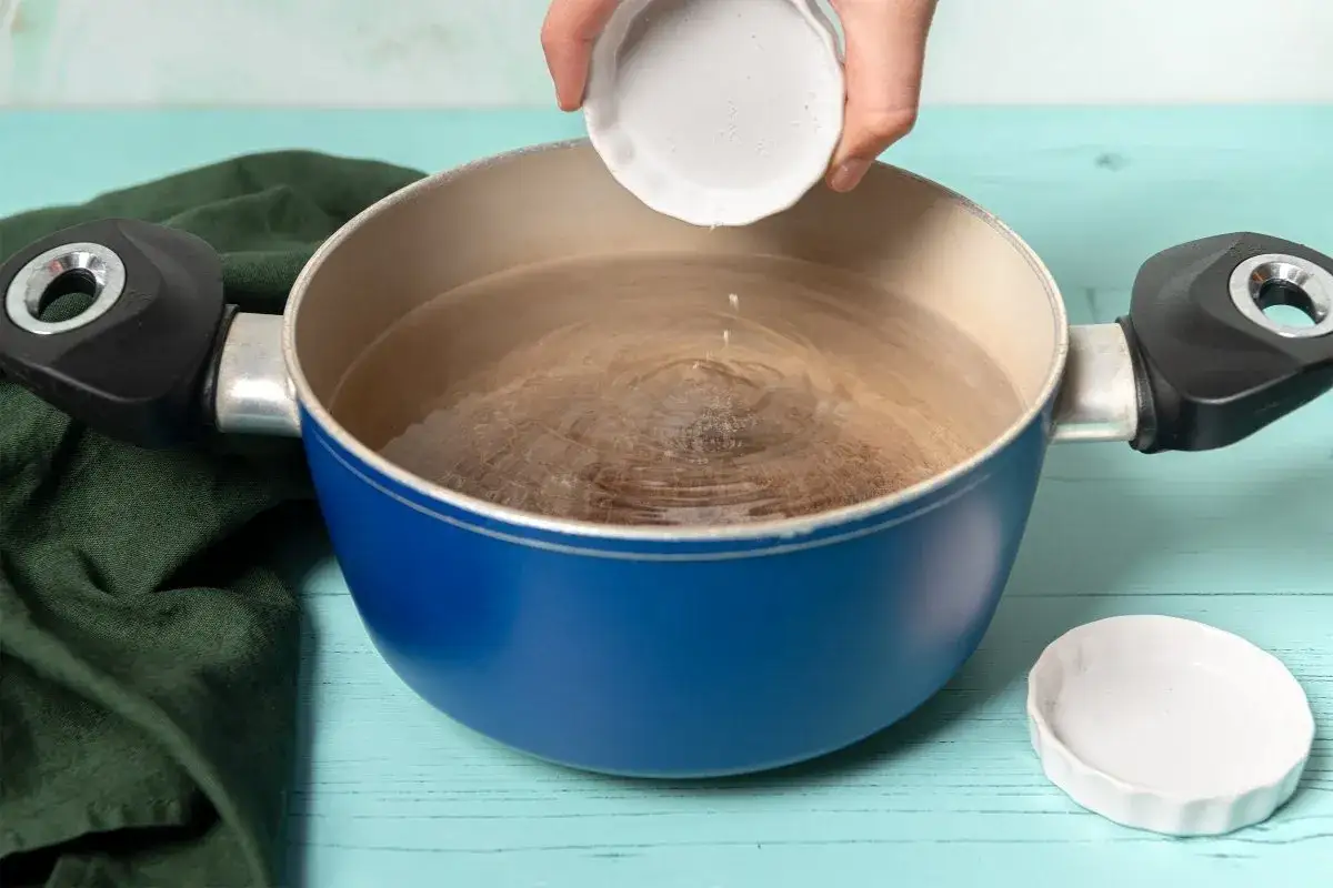 Se a&ntilde;ade sal al agua hirviendo para cocinar esp&aacute;rragos blancos.
