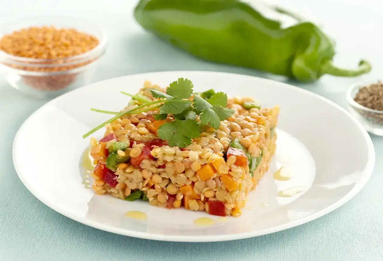 Ensalada de lentejas con verduras, estilo Argui&ntilde;ano. Fresca y colorida, lista para disfrutar.