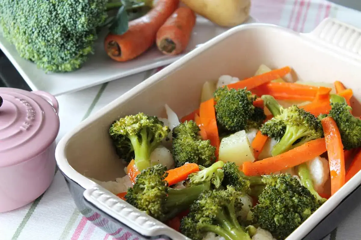 Deliciosas verduras al vapor, como br&oacute;coli y zanahoria, listas para servir en un plato.