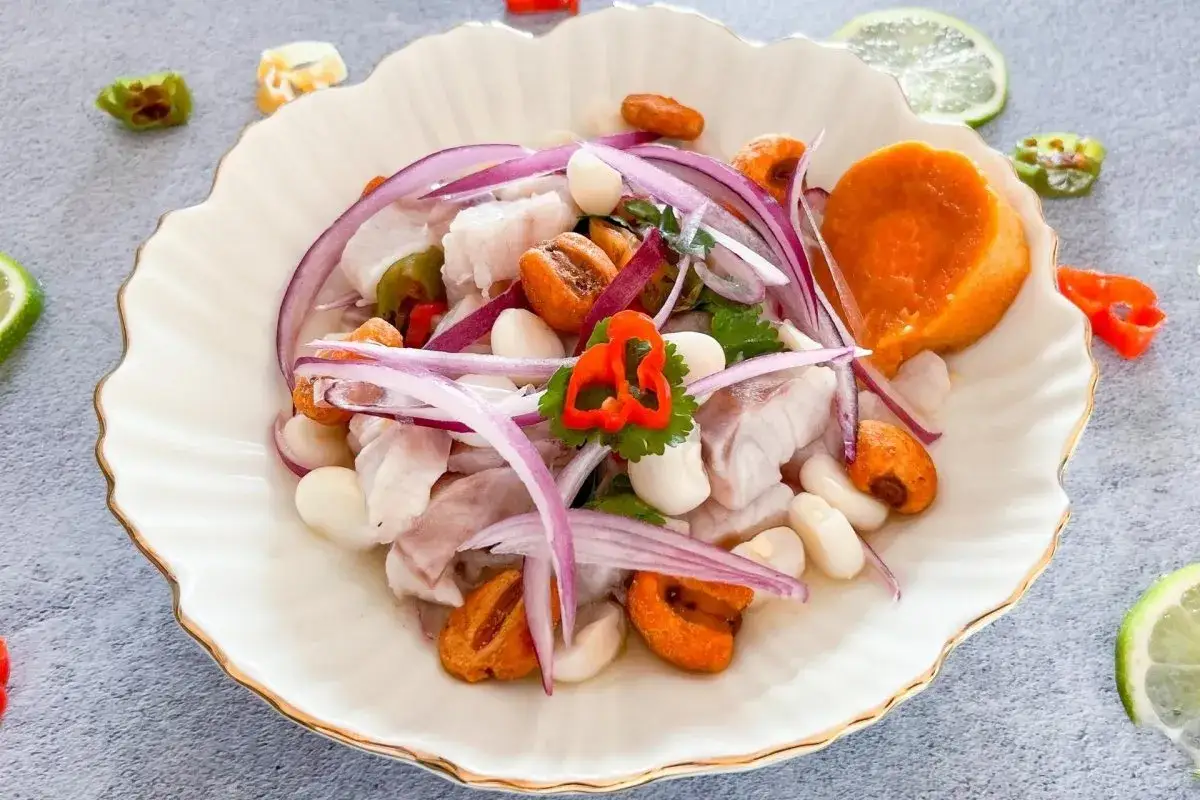 Delicioso ceviche de lubina con camote, choclo, cebolla roja y aj&iacute;. Un fest&iacute;n de sabores frescos y vibrantes.