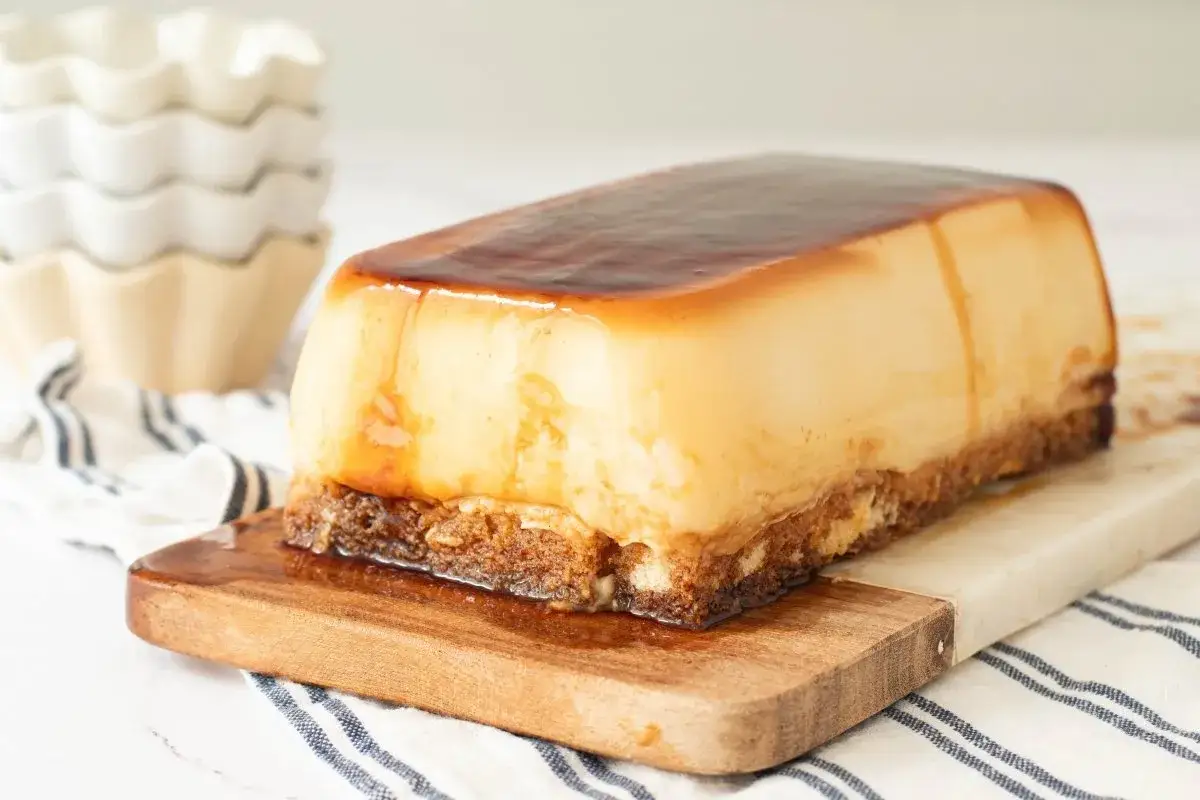Tarta de cuajada con base crujiente y caramelo l&iacute;quido, lista para ser disfrutada.