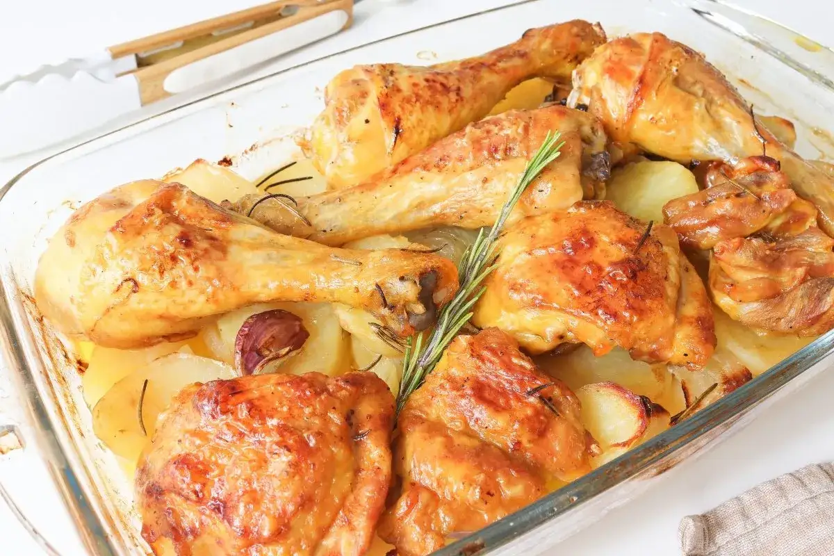 Pollo al horno crujiente y jugoso, con patatas, ajo y romero. &iexcl;Un fest&iacute;n para los sentidos!