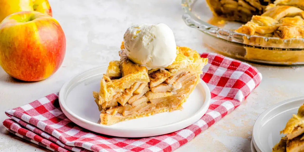 Rebanada de tarta de manzana casera con helado, lista para disfrutar. &iexcl;Perfecta para tu pr&oacute;xima receta tarta de manzana!