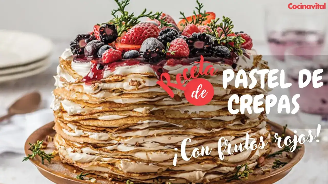 Delicioso pastel de crepes cubierto con crema y frutos rojos frescos. &iexcl;Una receta irresistible!