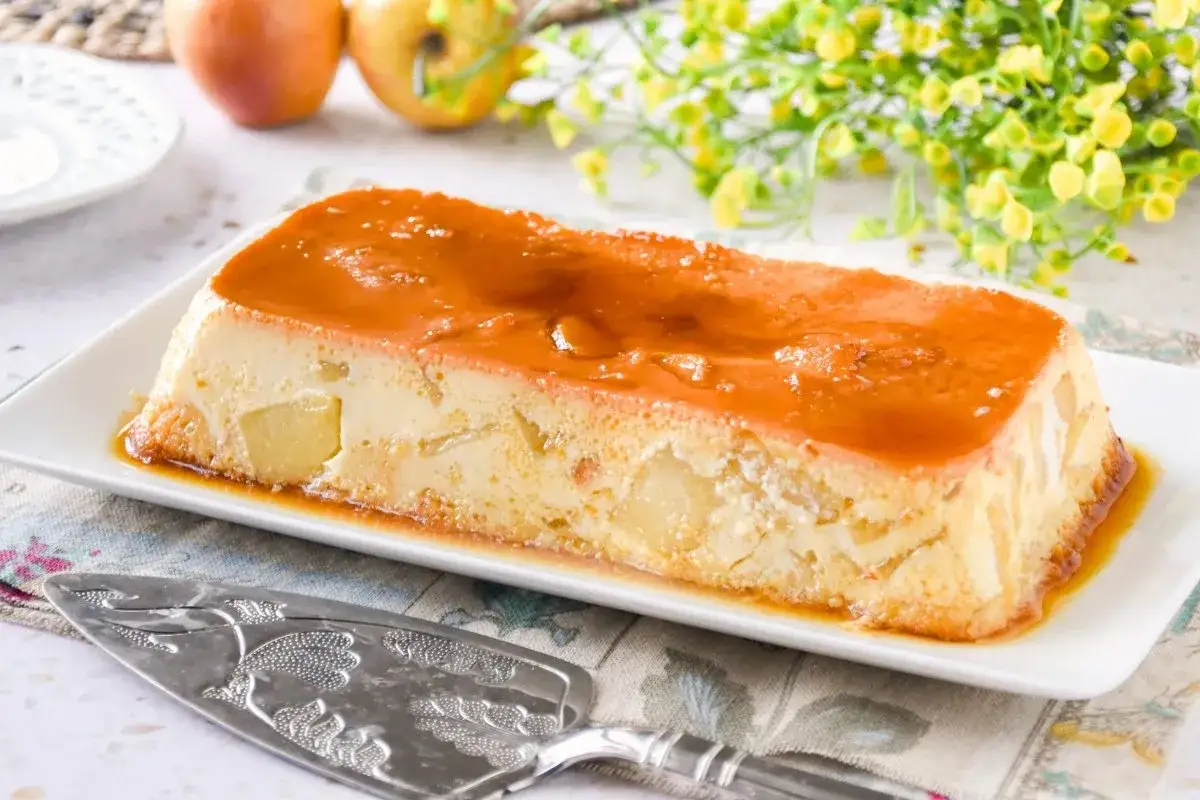 Delicioso pudin de manzana con caramelo l&iacute;quido, trozos de manzana visibles en su interior.