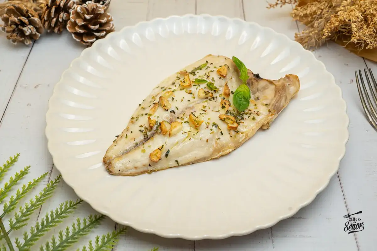 Deliciosa sepia en freidora de aire, dorada y con ajo, lista para disfrutar.