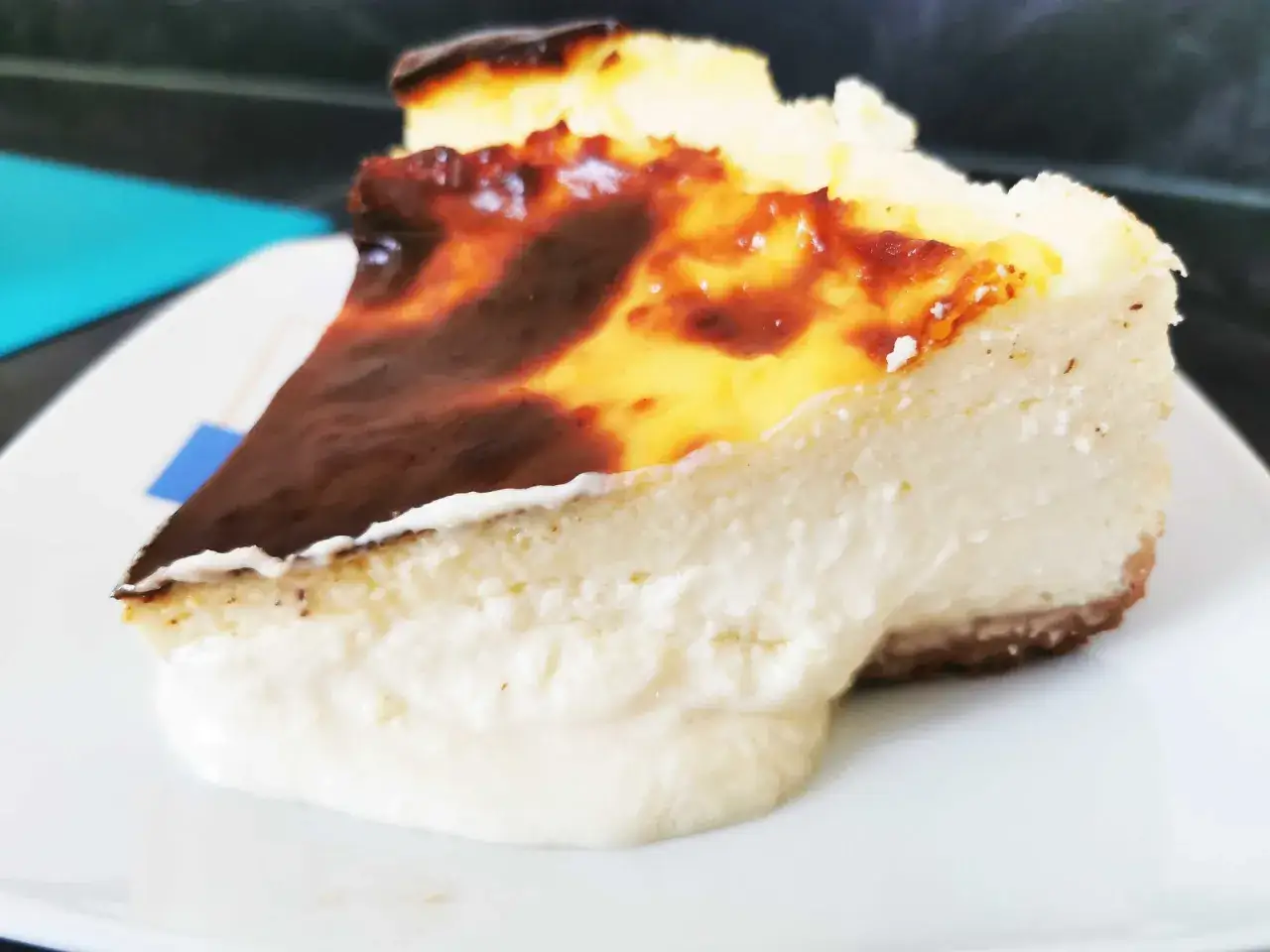 Porci&oacute;n de cheesecake con base crujiente y relleno cremoso, cubierta caramelizada. &iexcl;Una receta irresistible!
