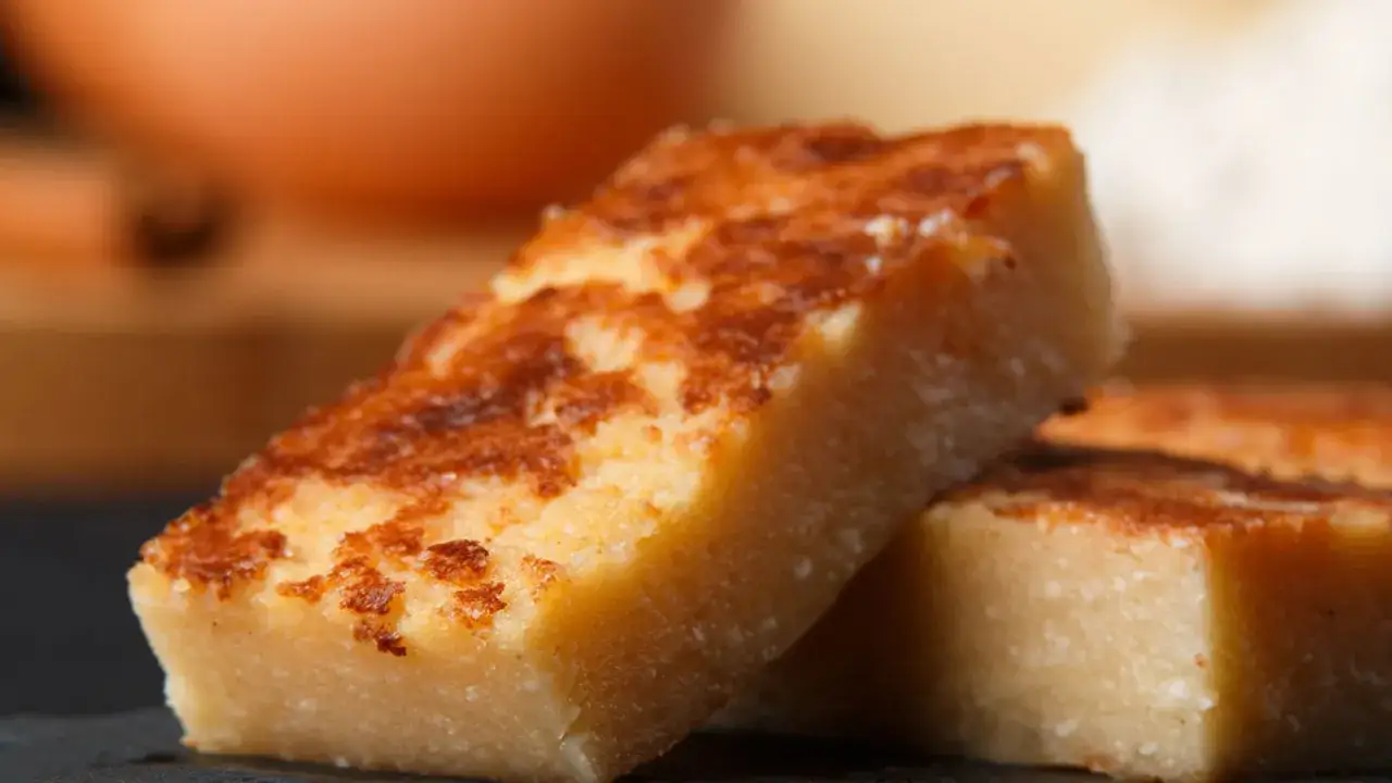 Dos porciones de quesada pasiega, doradas y con una textura que invita a probarlas.
