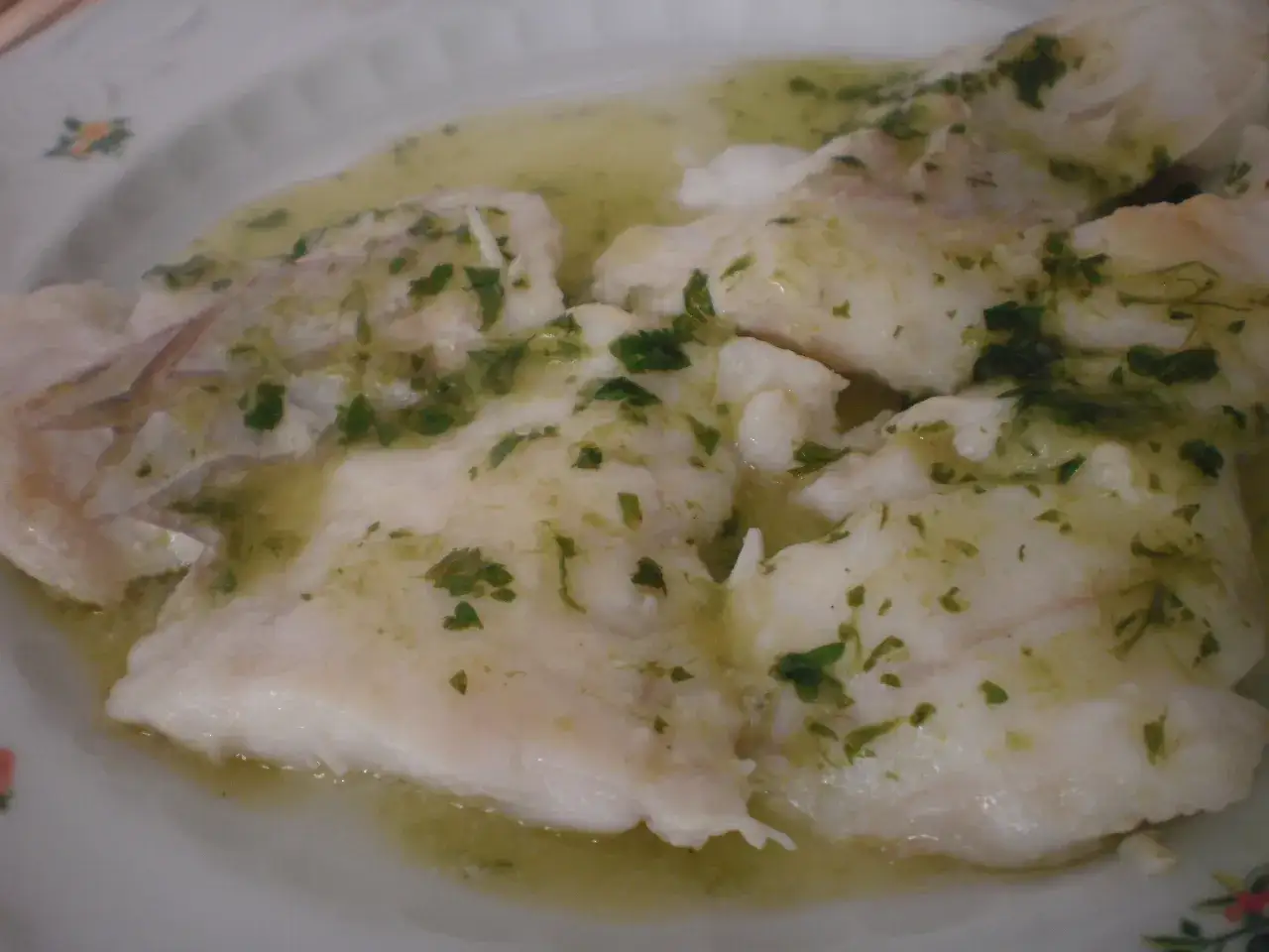 Delicioso mero a la plancha, jugoso y tierno, ba&ntilde;ado en una salsa verde con perejil fresco. Un plato ligero y lleno de sabor.