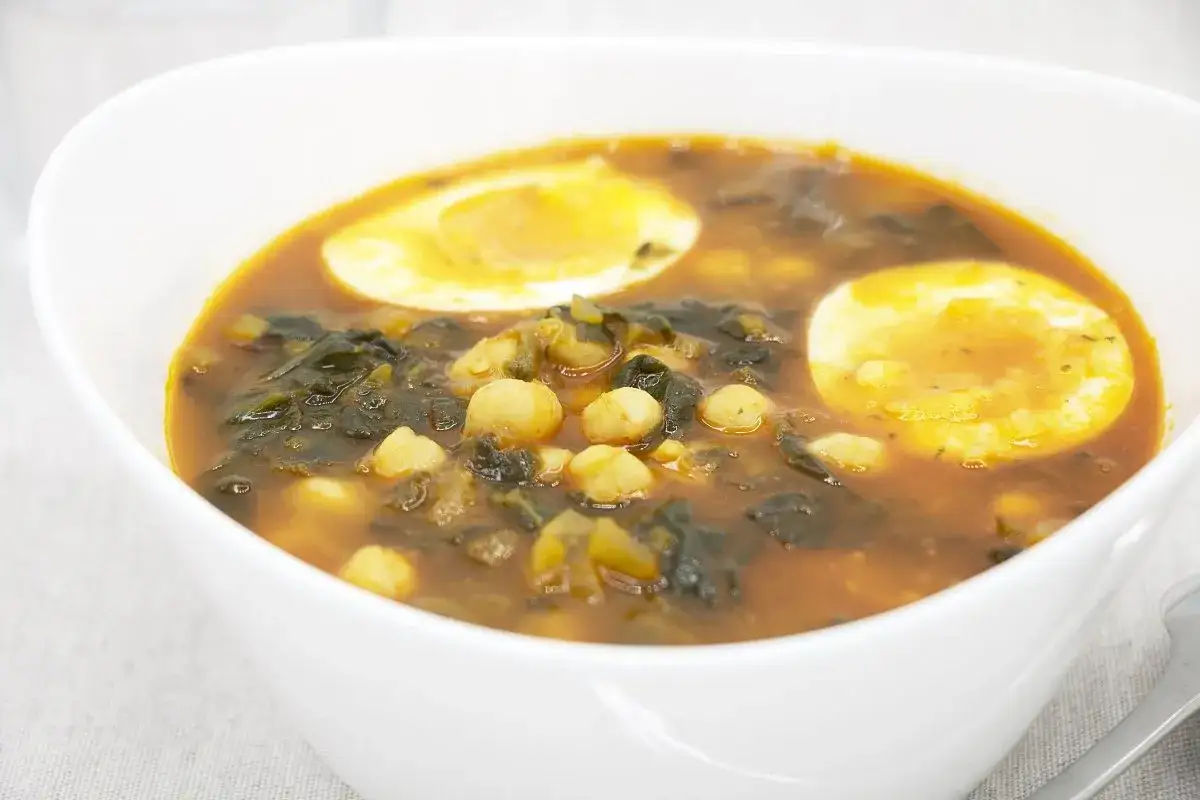 Un reconfortante potaje de garbanzos con espinacas y huevo duro. &iexcl;Se puede congelar el potaje de garbanzos con espinacas para disfrutarlo m&aacute;s tarde!