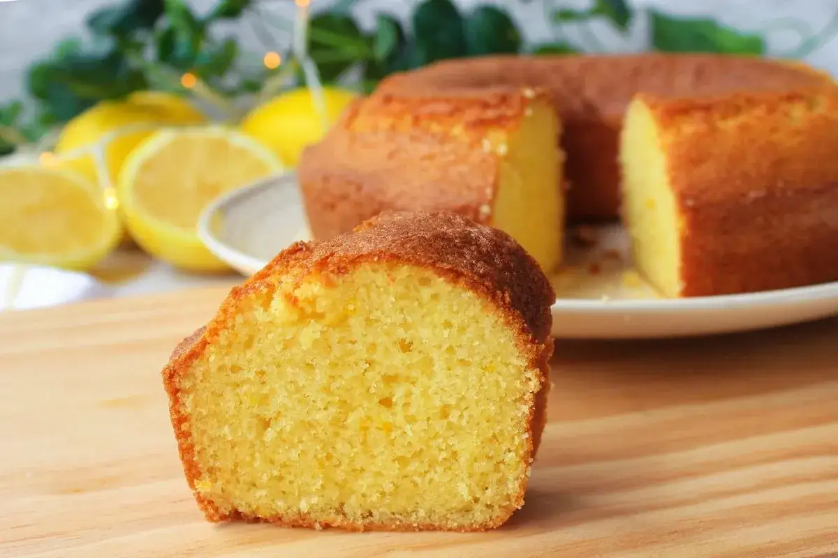 Bizcocho de lim&oacute;n esponjoso, reci&eacute;n hecho en airfryer. Se ve delicioso y perfecto para acompa&ntilde;ar un caf&eacute;.