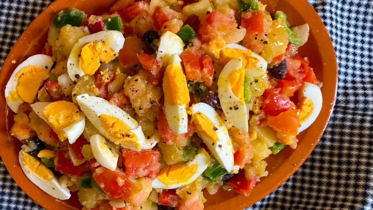 Ensalada de patatas, tomate, pimiento y huevo duro. Una de las 10 ensaladas espectaculares para disfrutar.