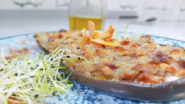 Berenjenas rellenas de la abuela, gratinadas y crujientes, con piñones y un toque de ajo frito. ¡Un manjar casero!